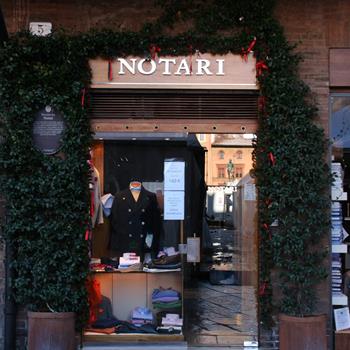 Insegna negozio Notari a Bologna