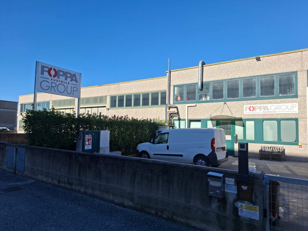 Insegna pubblicitaria bifacciale su pali installata a Treviso