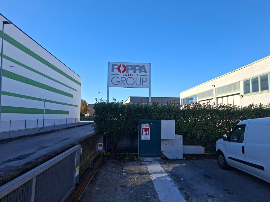 Insegna pubblicitaria bifacciale su pali installata a Treviso