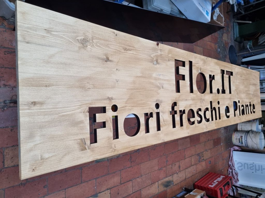 Insegna in legno con grafica traforata