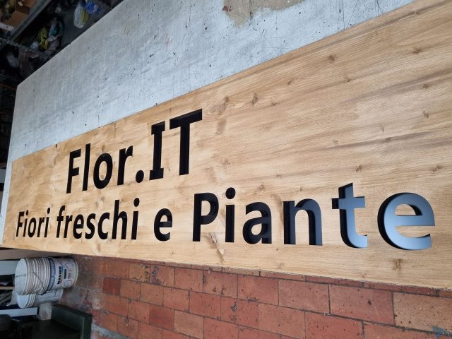 Insegna in legno con grafica traforata