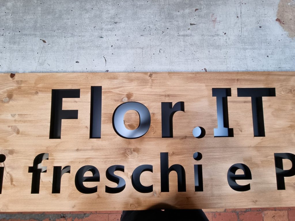 Insegna in legno con grafica traforata