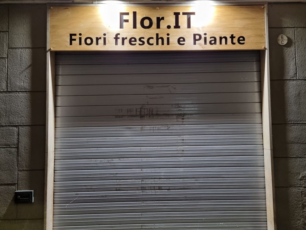 Insegna in legno con grafica traforata