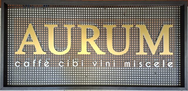 Insegna con lettere in metacrilato "AURUM"