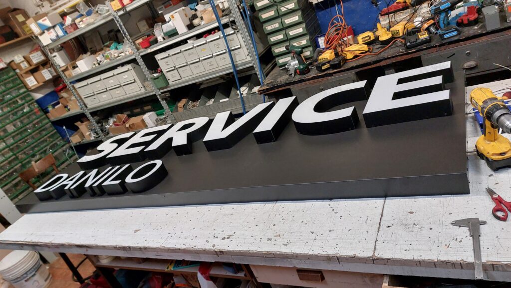 Insegna a lettere scatolate gruppo Stellantis