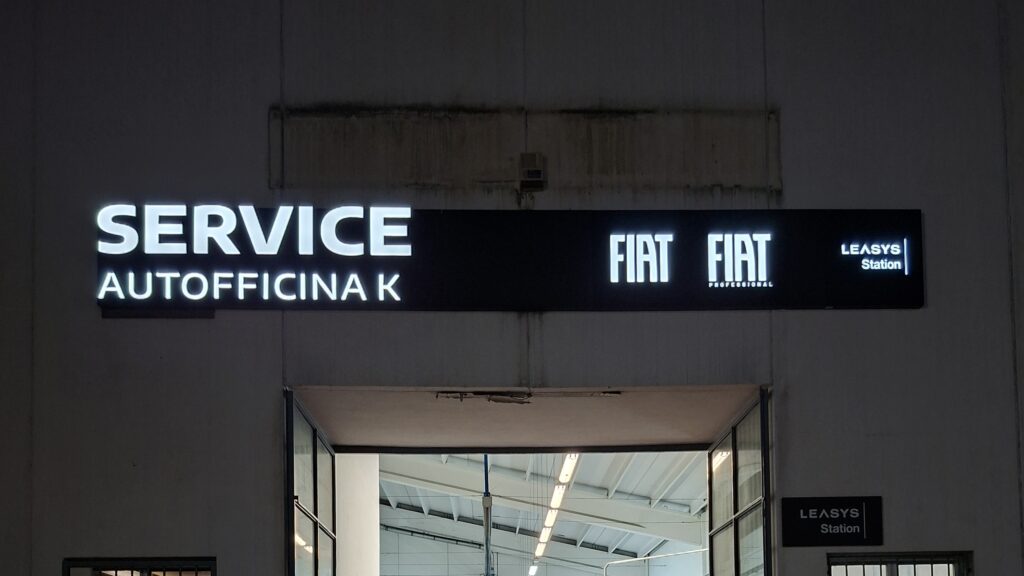 Insegna a lettere scatolate gruppo Stellantis