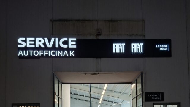 Insegna a lettere scatolate gruppo Stellantis