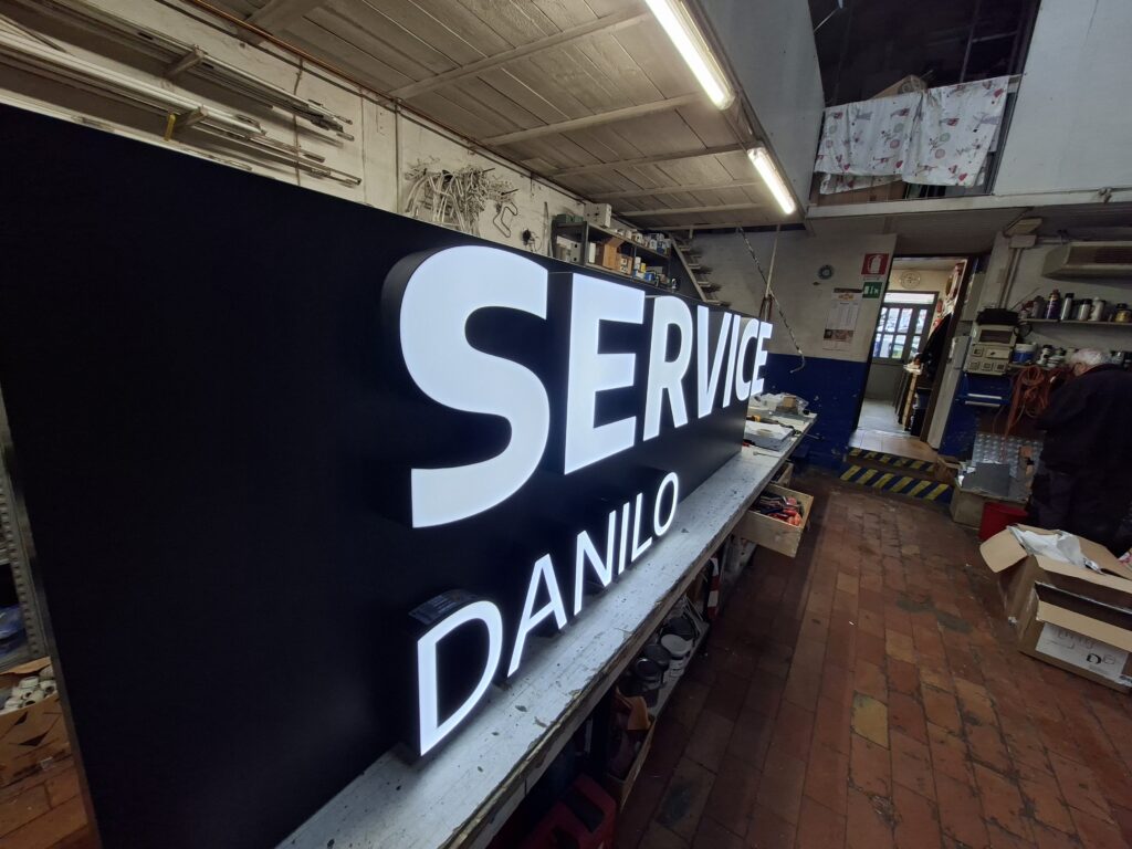 Insegna a lettere scatolate gruppo Stellantis