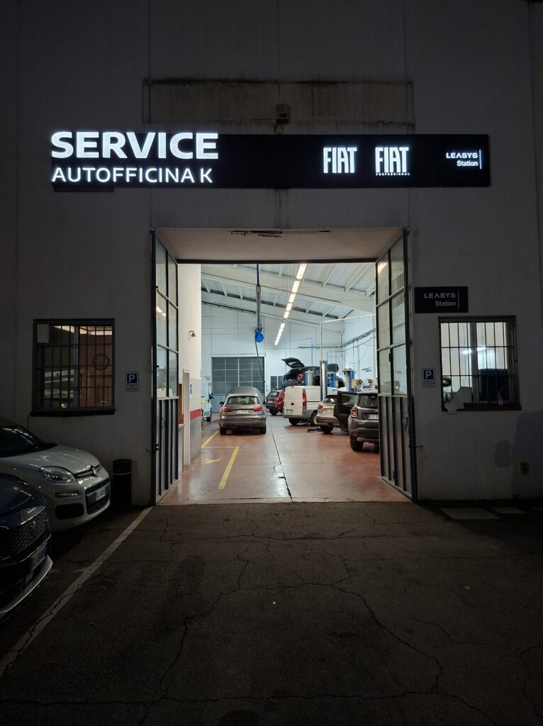 Insegna a lettere scatolate gruppo Stellantis