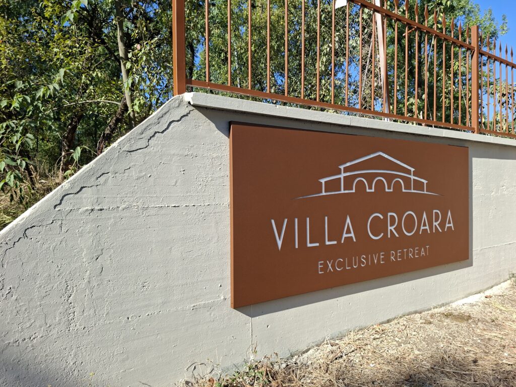 Insegna a pannello scatolato corten Villa Croara San Lazzaro di Savena