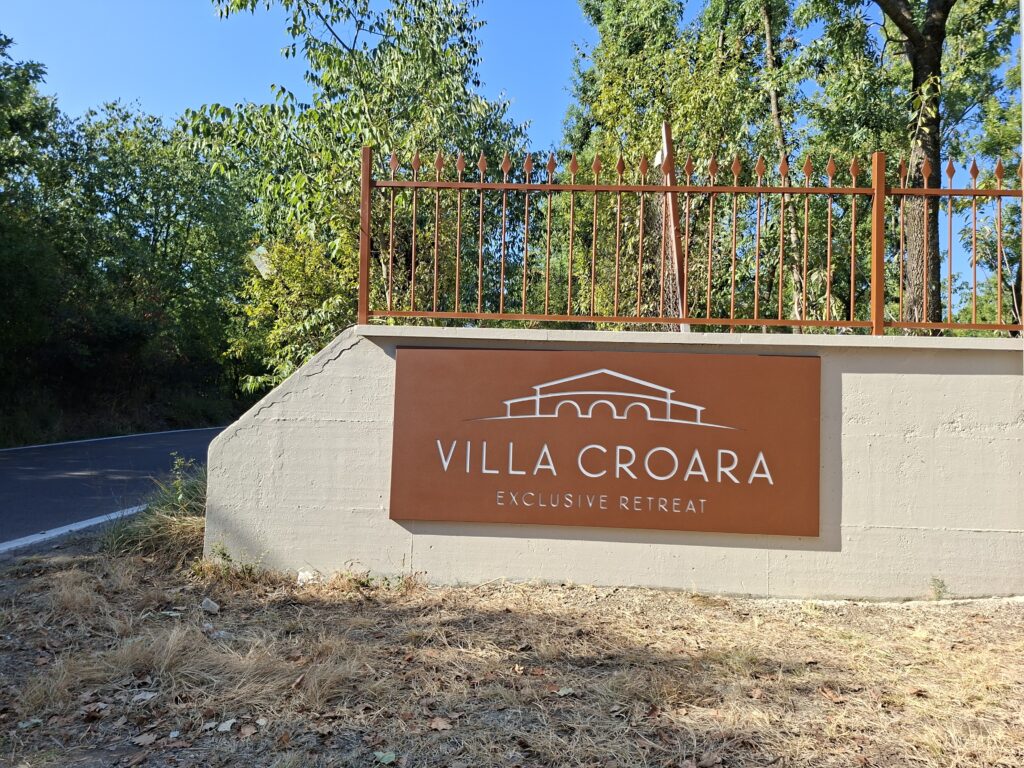 Insegna a pannello scatolato corten Villa Croara San Lazzaro di Savena