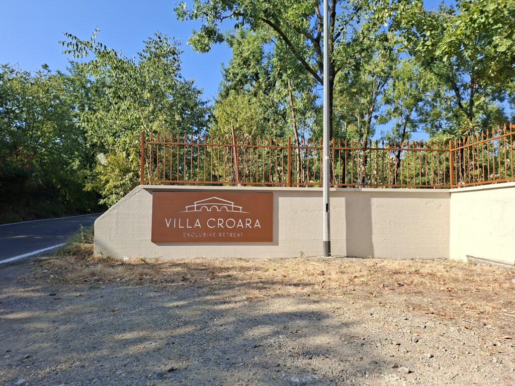Insegna a pannello scatolato corten Villa Croara San Lazzaro di Savena