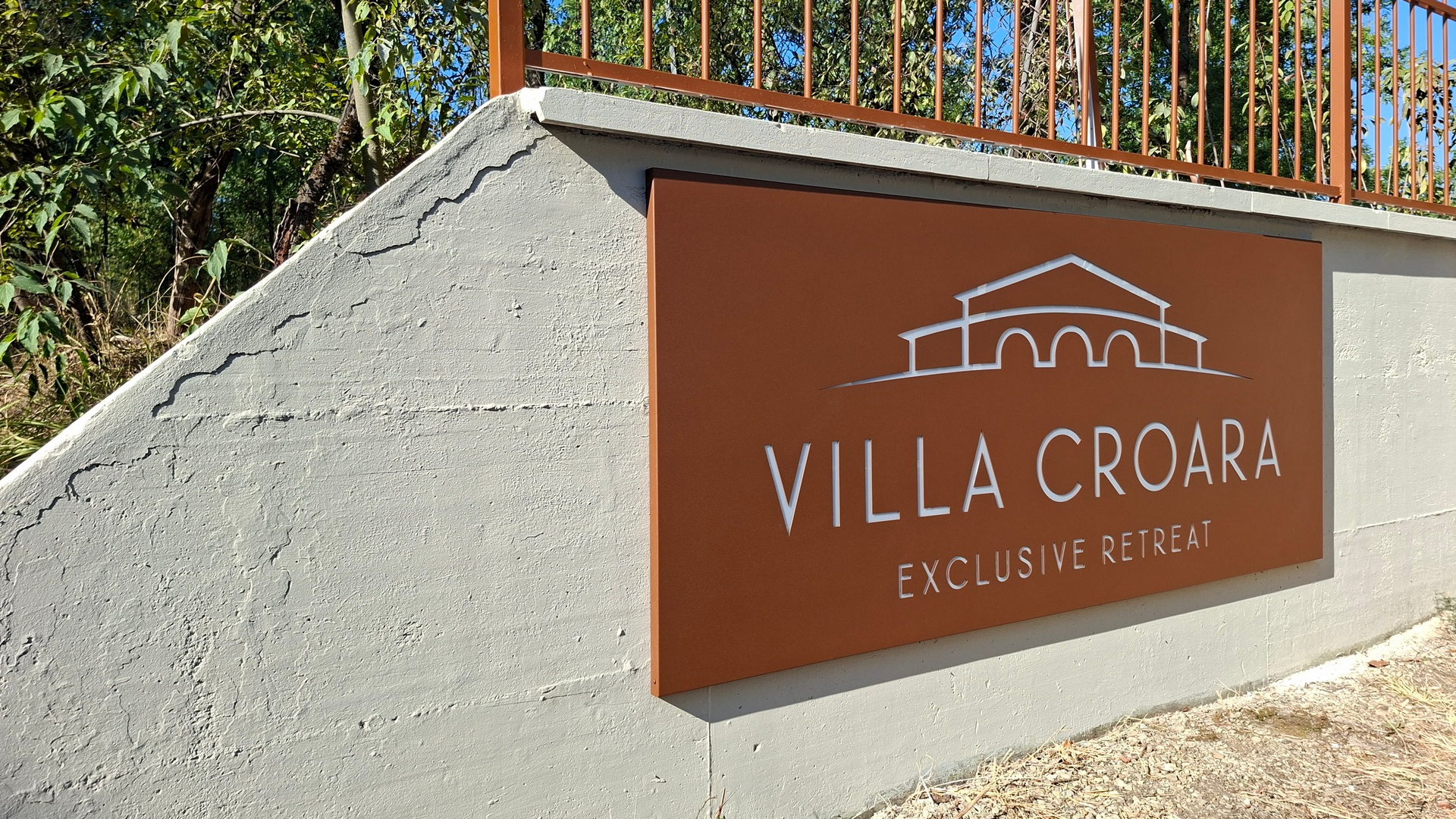 Insegna a pannello scatolato corten Villa Croara San Lazzaro di Savena