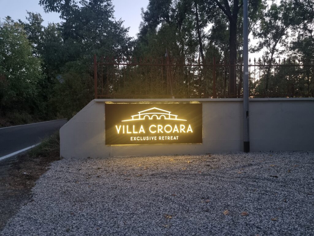Insegna a pannello scatolato effetto corten a San Lazzaro