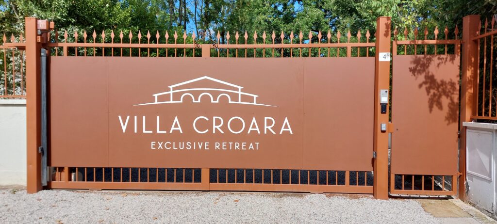 Insegna a pannello scatolato effetto corten a San Lazzaro