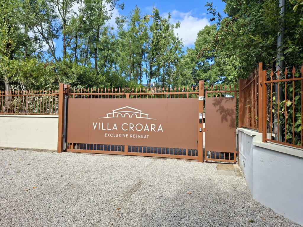 Insegna a pannello scatolato effetto corten a San Lazzaro
